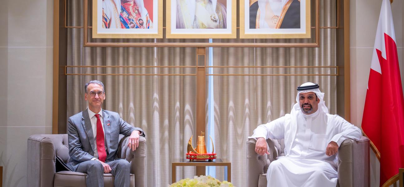 معالي وزير المالية والاقتصاد الوطني يلتقي سفير الولايات المتحدة الأمريكية لدى مملكة البحرين