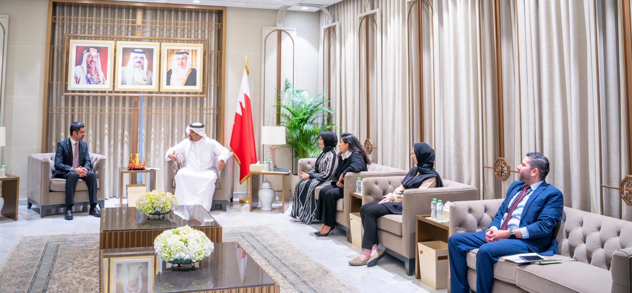 معالي وزير المالية والاقتصاد الوطني يستقبل الفرق الفائزة في مسابقة 