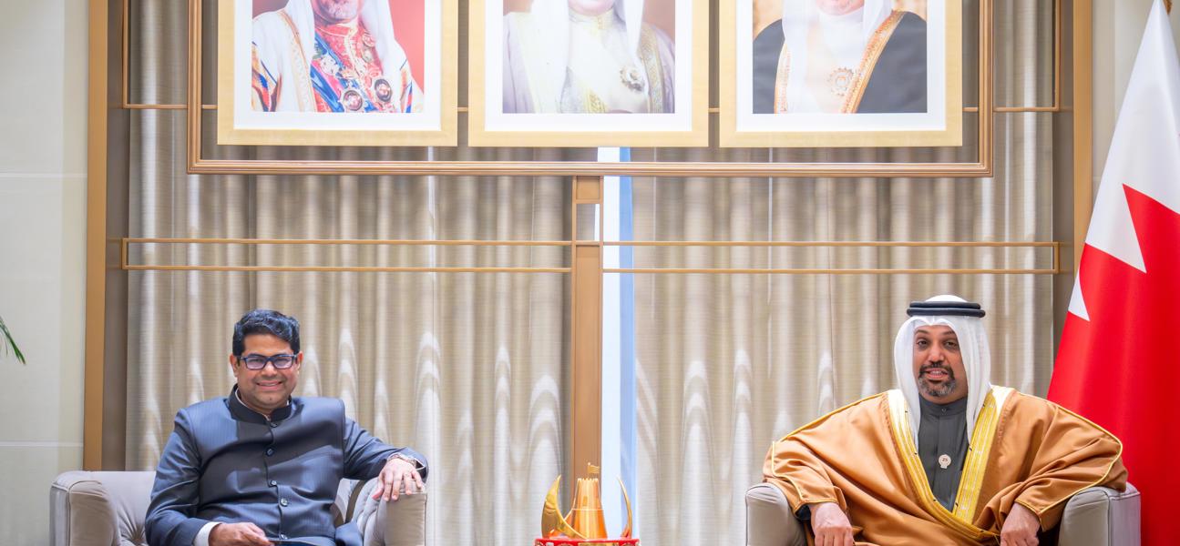 معالي وزير المالية والاقتصاد الوطني يلتقي سفير جمهورية الهند لدى مملكة البحرين