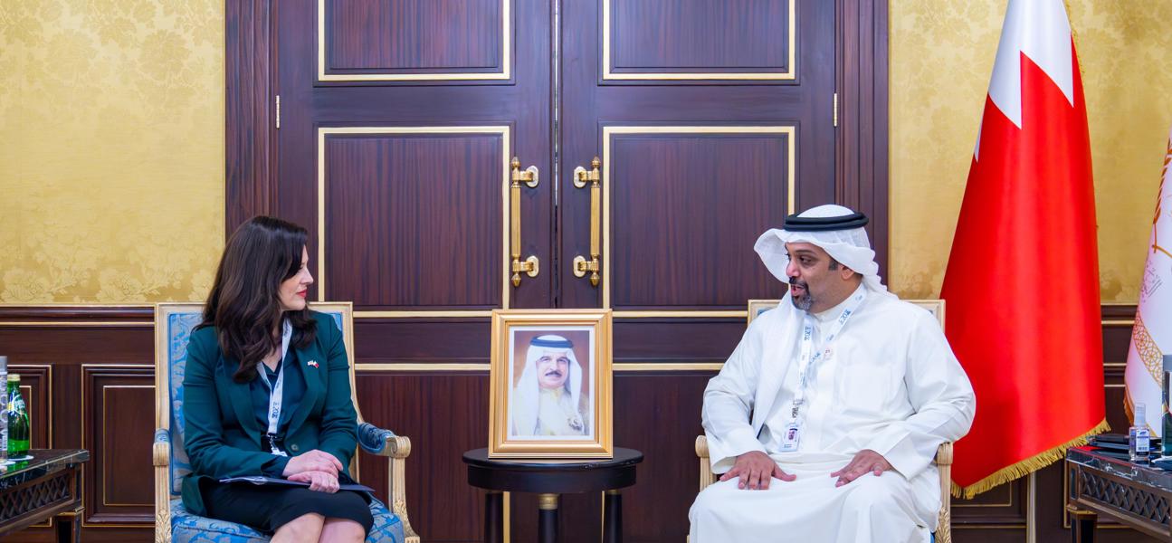 معالي وزير المالية والاقتصاد الوطني يؤكد على عمق العلاقات الراسخة والشراكة الاستراتيجية بين مملكة البحرين والولايات المتحدة الأمريكية