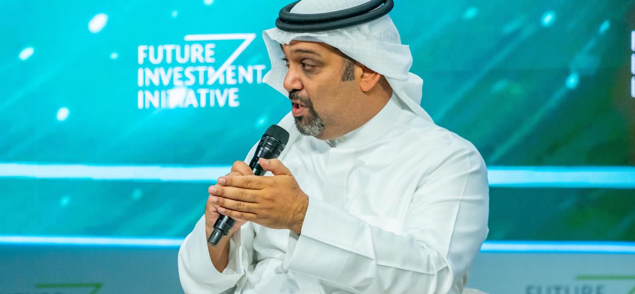 في إطار ترؤس معاليه وفد مملكة البحرين المشارك في منتدى 