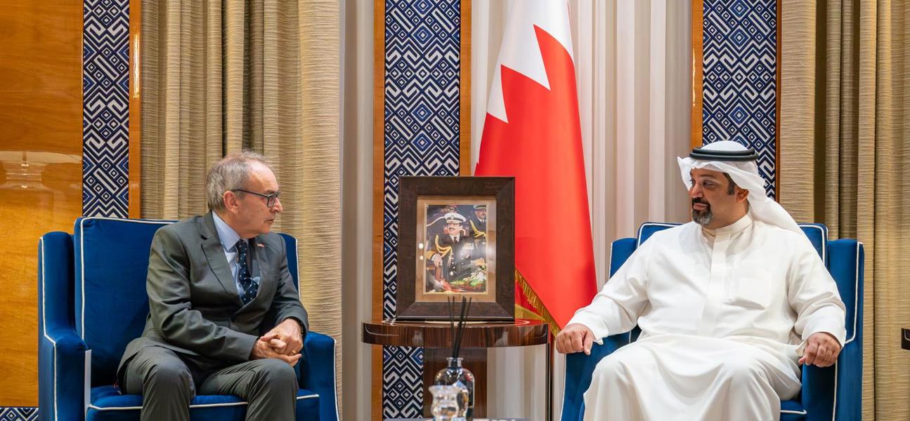معالي وزير المالية والاقتصاد الوطني يستقبل القائم بأعمال سفارة المملكة المتحدة لدى مملكة البحرين