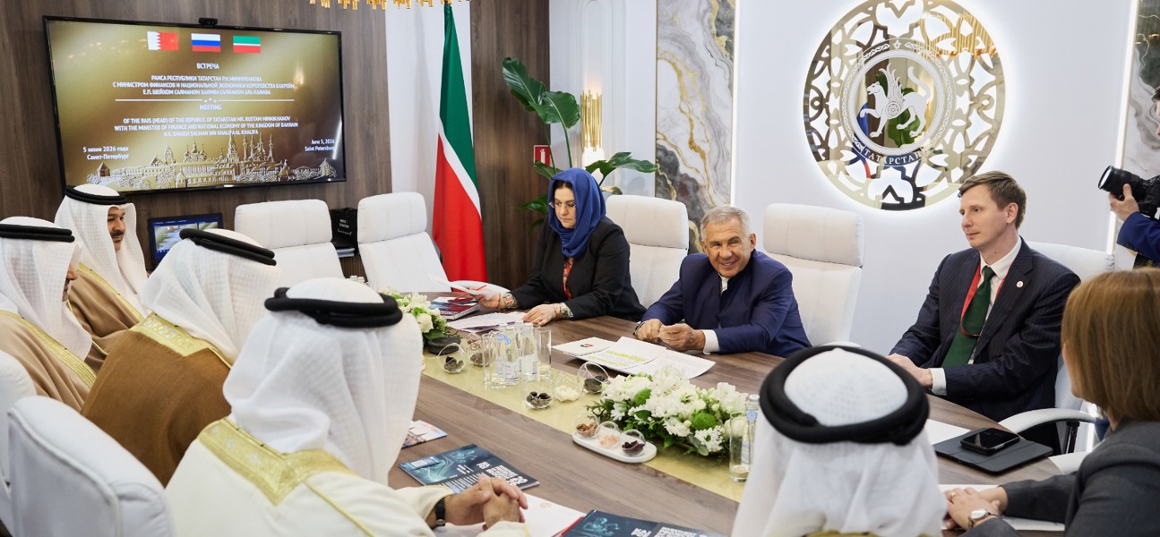 في إطار ترؤس معاليه وفد مملكة البحرين في منتدى سانت بطرسبورغ الاقتصادي الدولي 2026 في روسيا الاتحادية.. 
