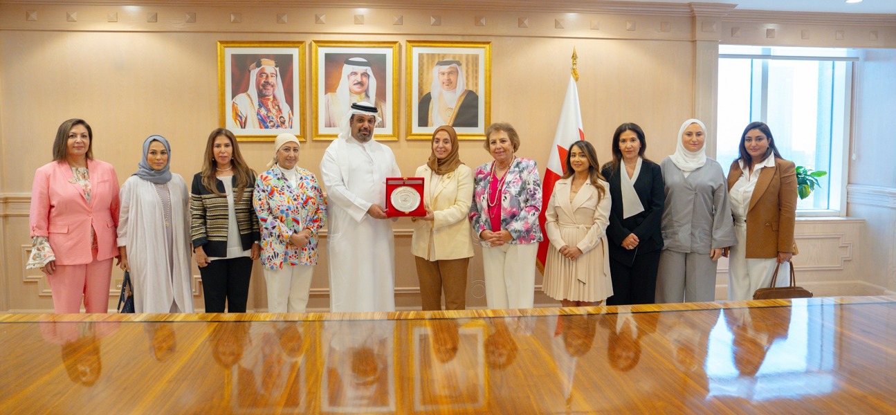 معالي وزير المالية والاقتصاد الوطني يؤكد أن المرأة البحرينية حققت حضورًا فاعلًا ومميزاً في مختلف المجالات وأسهمت بجهودها البارزة في تعزيز المسيرة التنموية الشاملة