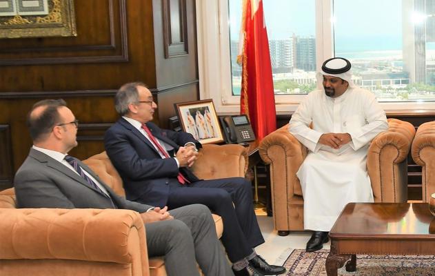 وزير المالية والاقتصاد الوطني يشيد بإسهامات السفير البريطاني في تعزيز التعاون الاقتصادي والاستثماري بين مملكة البحرين والمملكة المتحدة