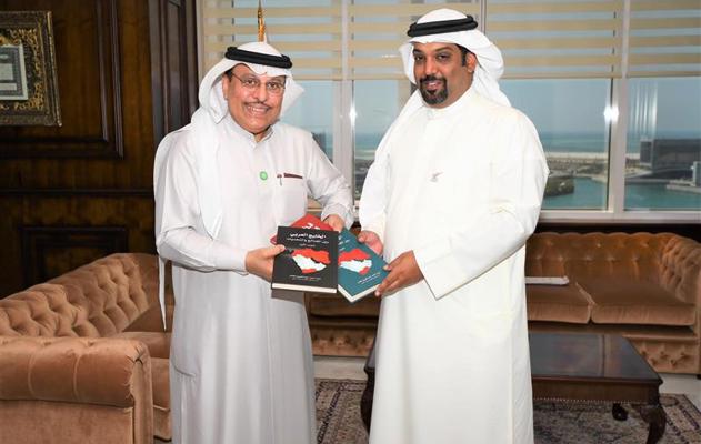 وزير المالية والاقتصاد الوطني يستقبل السفير حمد العامر ويتسلم نسخة من كتابه