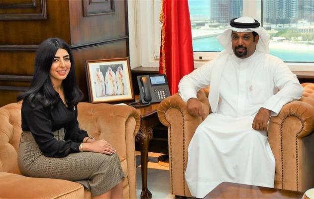 معالي وزير المالية والاقتصاد الوطني يستقبل الموظفة دانة الشماسي