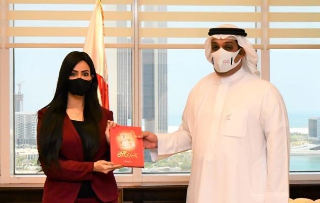 معالي وزير المالية والاقتصاد الوطني يتسلم كتاب النهج الوطني في خطابات حمد بن عيسى