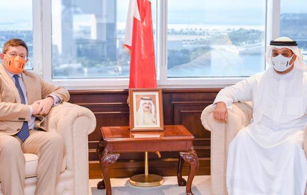 لدى لقاء معاليه سفير المملكة المتحدة لدى مملكة البحرين .. معالي وزير المالية والاقتصاد الوطني:  مواصلة تعزيز الشراكة الاقتصادية بين مملكة البحرين والمملكة المتحدة