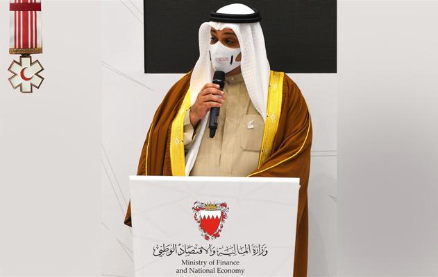 معالي وزير المالية والاقتصاد الوطني يسلم منتسبي الوزارة وسام الأمير سلمان بن حمد للاستحقاق الطبي