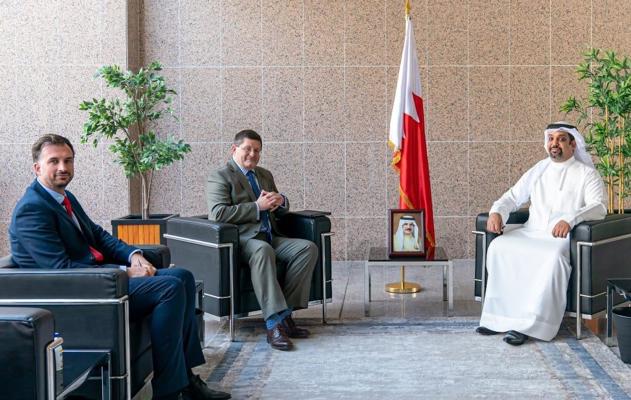 لدى لقائه سفير المملكة المتحدة لدى مملكة البحرين .. معالي وزير المالية والاقتصاد الوطني: مواصلة تنمية مسارات التعاون الاقتصادي بين مملكة البحرين والمملكة المتحدة