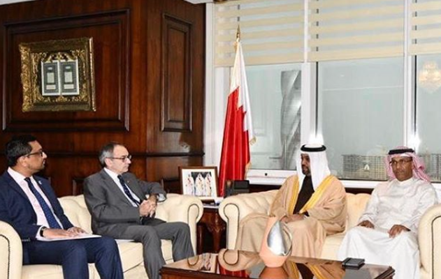 وزير المالية والاقتصاد الوطني يستعرض مسارات التعاون المالي والاقتصادي بين مملكة البحرين والمملكة المتحدة