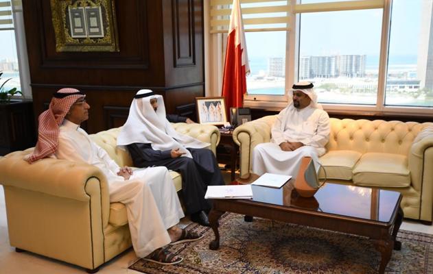 لدى لقاء معاليه رئيس مجلس إدارة جمعية مصارف البحرين