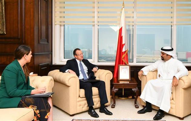 لدى لقاء معاليه بسفير الولايات المتحدة الأمريكية لدى المملكة وزير المالية والاقتصاد الوطني: مواصلة تعزيز التعاون الثنائي بين البحرين وأمريكا في المجالين الاقتصادي والمالي