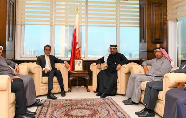 لدى لقاء معاليه الرئيس التنفيذي لمجموعة مصرف السلام  وزير المالية والاقتصاد الوطني: القطاع المالي والمصرفي يلعب دوراً كبيراً في الدفع بعجلة التنمية الاقتصادية