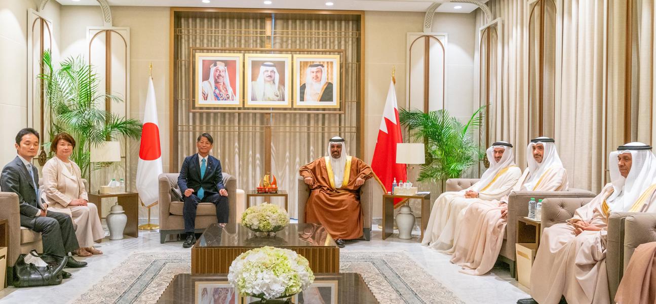 معالي وزير المالية والاقتصاد الوطني يلتقي وزير الدولة للاقتصاد والتجارة والصناعة الياباني