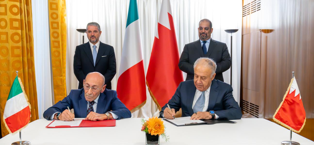 في إطار الزيارة الرسمية لسمو ولي العهد رئيس مجلس الوزراء إلى دولة حاضرة الفاتيكان والجمهورية الإيطالية .. توقيع ثلاث اتفاقيات بين مملكة البحرين والجمهورية الإيطالية