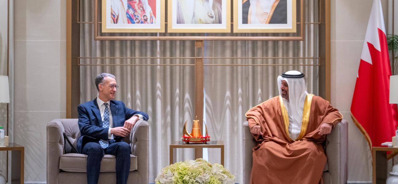 معالي وزير المالية والاقتصاد الوطني يستقبل سفير الولايات المتحدة الأمريكية لدى مملكة البحرين بمناسبة انتهاء فترة عمله
