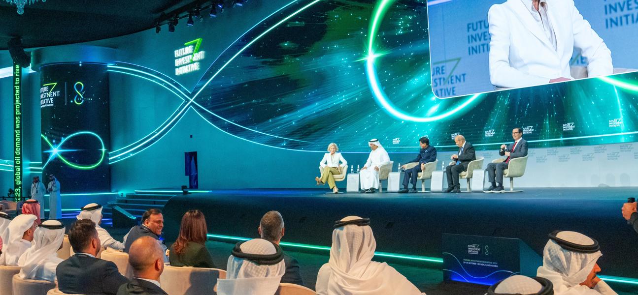 في إطار ترؤس معاليه وفد مملكة البحرين المشارك في منتدى 