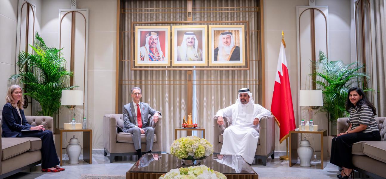معالي وزير المالية والاقتصاد الوطني يلتقي سفير الولايات المتحدة الأمريكية لدى مملكة البحرين