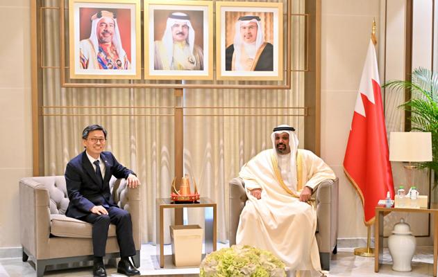 معالي وزير المالية والاقتصاد الوطني يلتقي سفير جمهورية كوريا لدى مملكة البحرين بمناسبة انتهاء فترة عمله