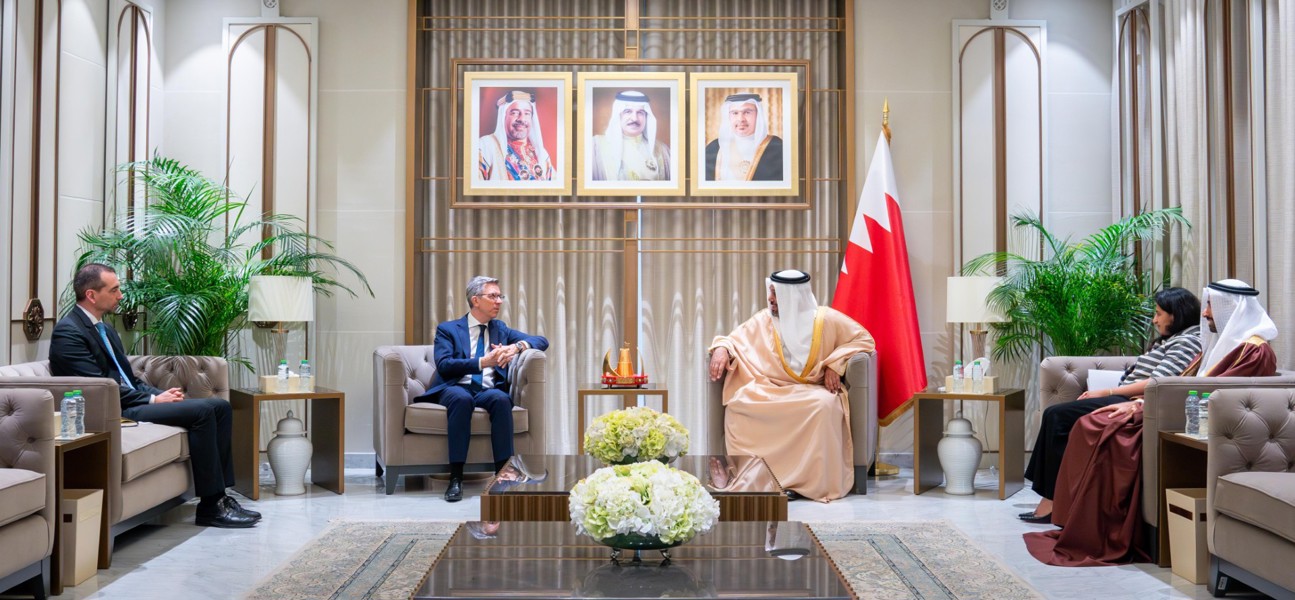 وزير المالية والاقتصاد الوطني يلتقي سفير الجمهورية الفرنسية لدى مملكة البحرين