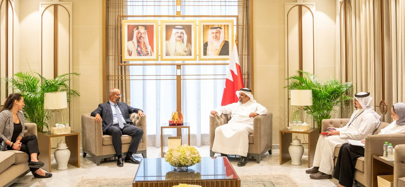 معالي وزير المالية والاقتصاد الوطني يستقبل رئيس بعثة المنظمة الدولية للهجرة لدى مملكة البحرين بمناسبة انتهاء فترة عمله