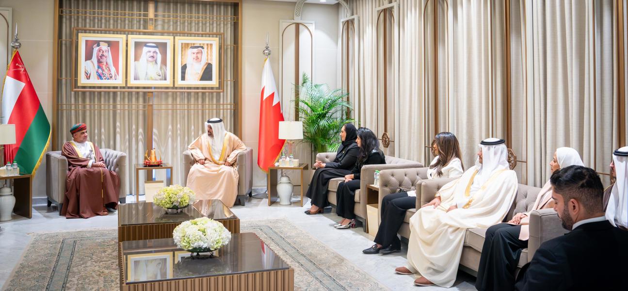 معالي وزير المالية والاقتصاد الوطني يؤكد على العلاقات التاريخية والروابط الأخوية التي تجمع بين مملكة البحرين وسلطنة عمان والتي عززها التعاون البنّاء والعمل المشترك في مختلف المجالات
