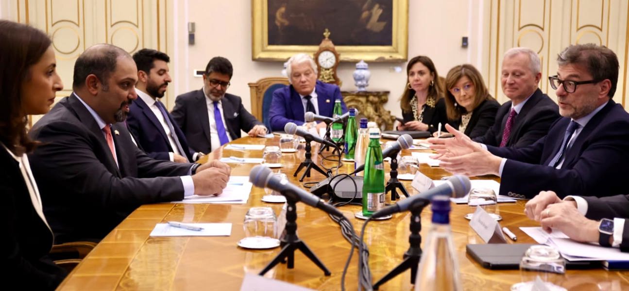 معالي وزير المالية والاقتصاد الوطني يلتقي وزير الاقتصاد والمالية بالجمهورية الإيطالية