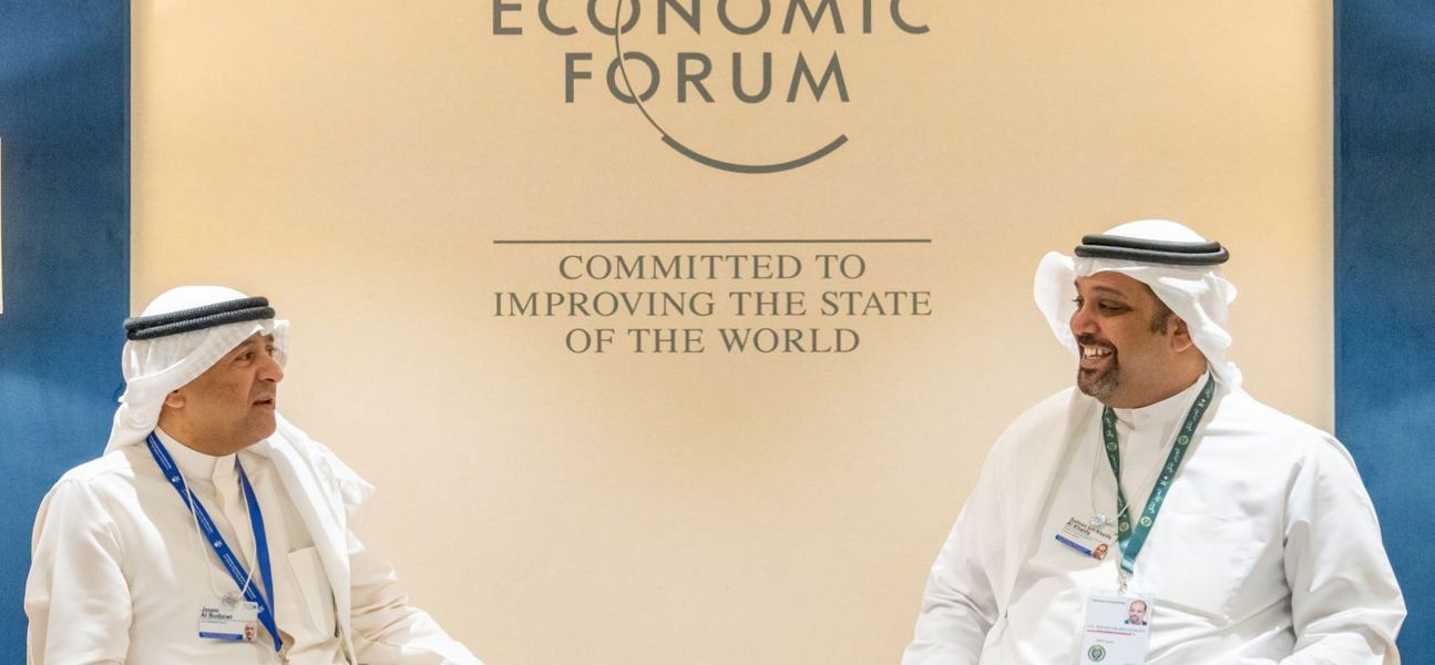 في إطار مشاركة معاليه في المنتدى الاقتصادي العالمي بالرياض.. معالي وزير المالية والاقتصاد الوطني يلتقي الأمين العام لمجلس التعاون لدول الخليج العربية