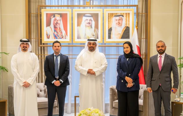 مشيداً بدور الجائزة في تعزيز التحول الرقمي ورفد عجلة التنمية في المملكة .. معالي وزير المالية والاقتصاد الوطني يستقبل عدداً من منتسبي الوزارة بمناسبة فوز الوزارة بجائزة التميز للحكومة الإلكترونية للعام 2023