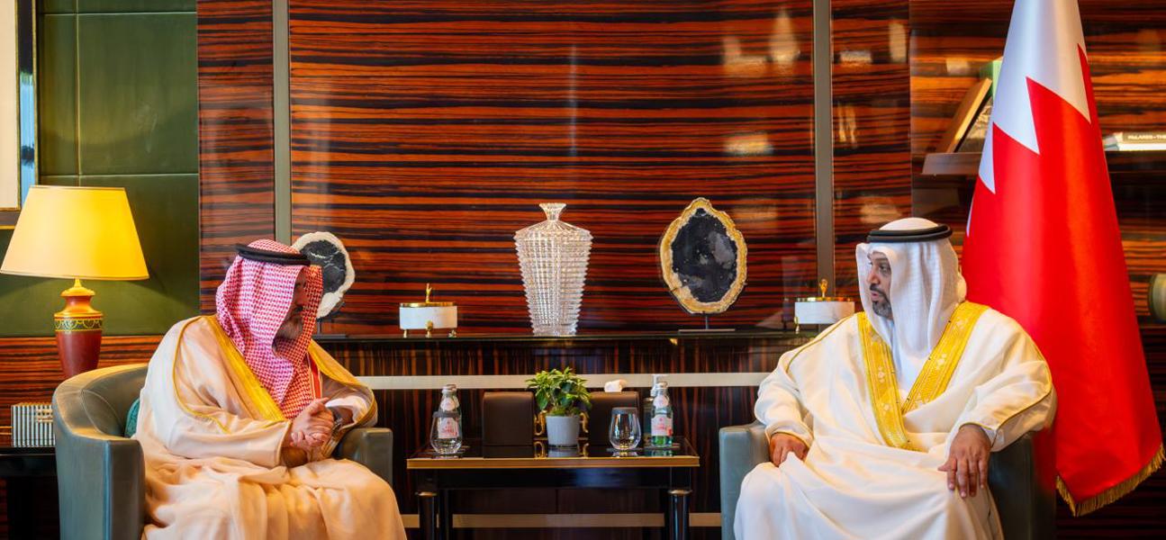 في إطار مشاركة معاليه في النسخة الثالثة من منتدى بوابة الخليج 2025.. وزير المالية والاقتصاد الوطني يلتقي مساعد وزير الاستثمار بالمملكة العربية السعودية