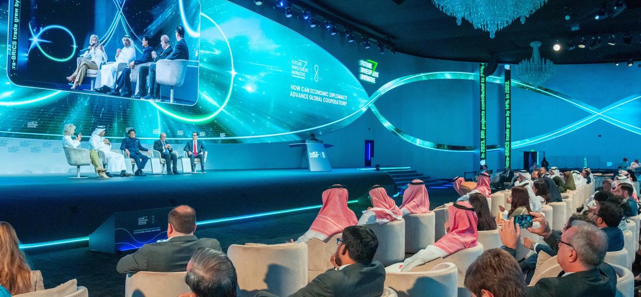 في إطار ترؤس معاليه وفد مملكة البحرين المشارك في منتدى 