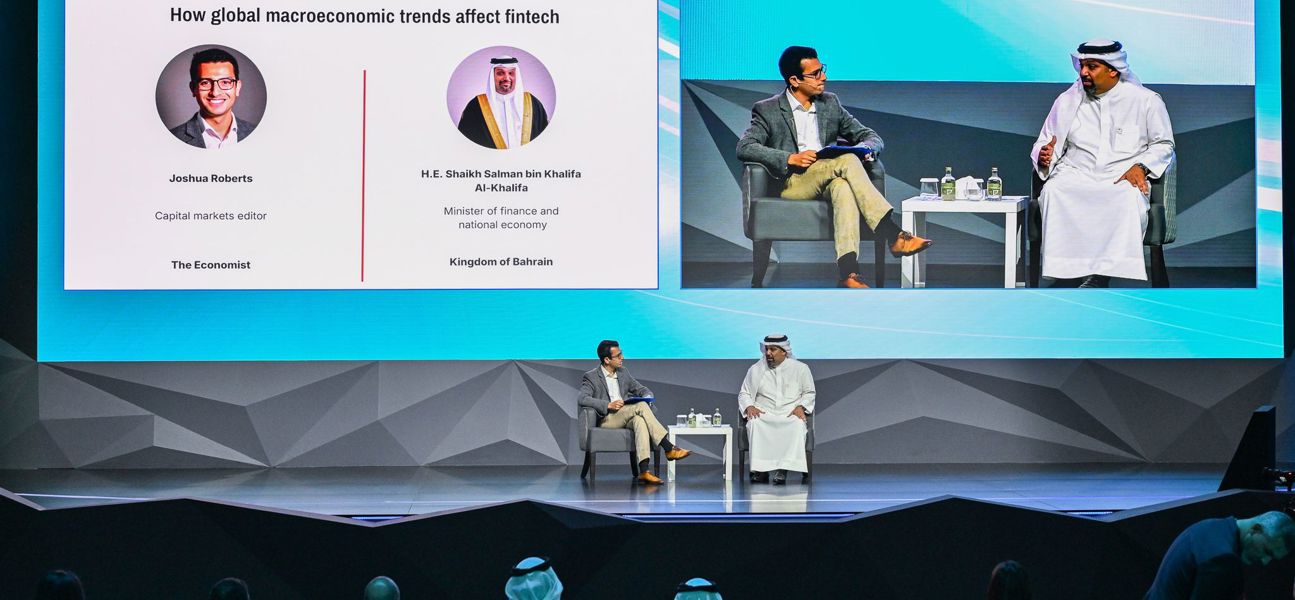 معالي وزير المالية والاقتصاد الوطني: القطاع المالي في البحرين  حقق نمواً مضطرداً  بفضل كفاءة أبناء الوطن الذين أصبحوا بما لديهم من قدرات وتميز عناصر جذب بهذا القطاع الحيوي