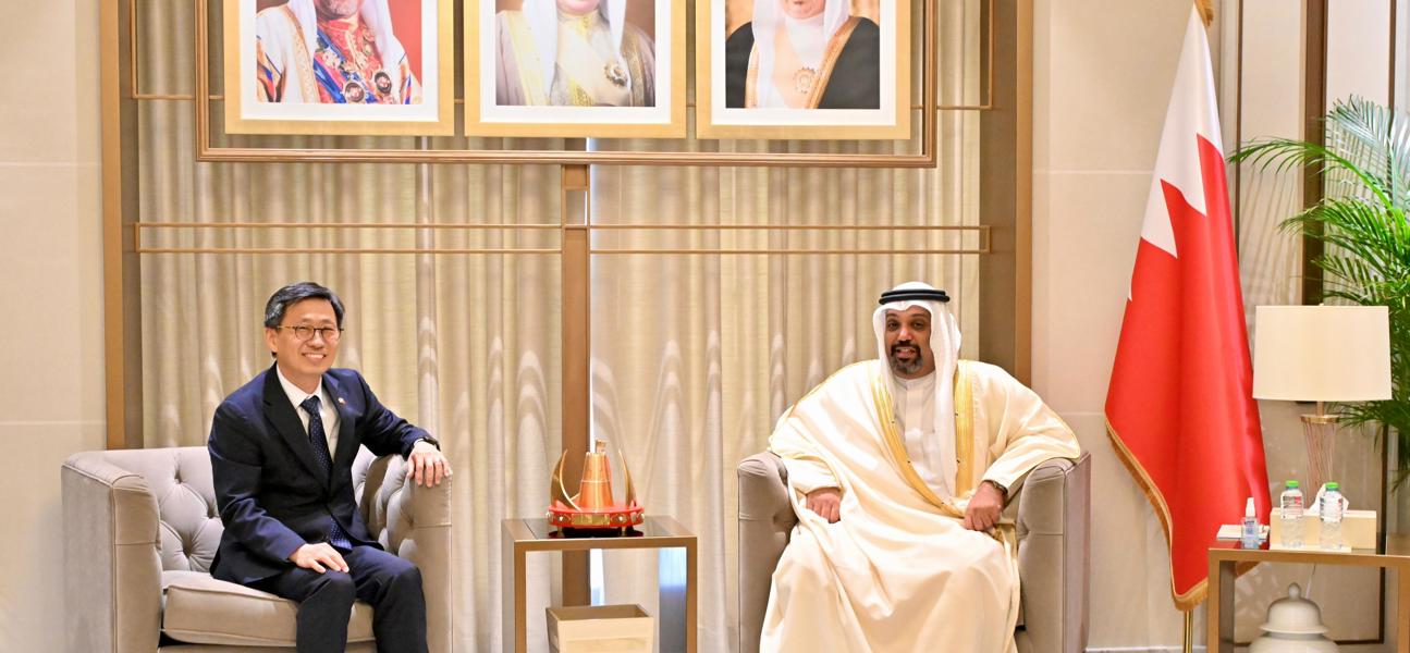 معالي وزير المالية والاقتصاد الوطني يلتقي سفير جمهورية كوريا لدى مملكة البحرين بمناسبة انتهاء فترة عمله