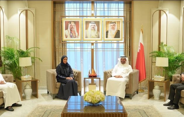 معالي وزير المالية والاقتصاد الوطني يستقبل الموظفة فاطمة علي زايد بمناسبة قبولها ضمن الدفعة التاسعة من برنامج رئيس مجلس الوزراء لتنمية الكوادر الحكومية