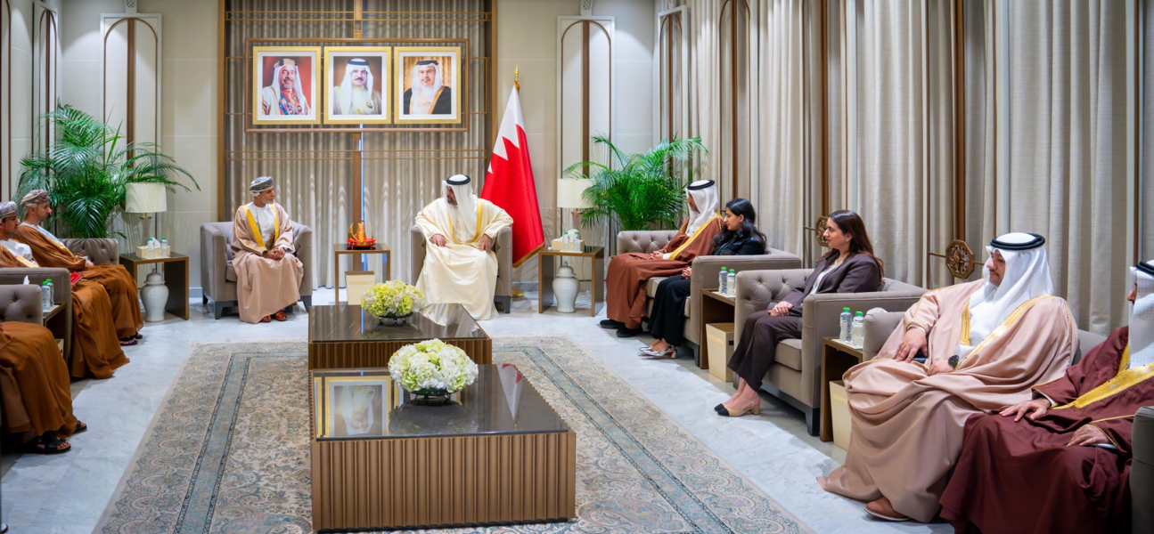 معالي وزير المالية والاقتصاد الوطني يؤكد على العلاقات التاريخية الوثيقة والروابط الأخوية الراسخة التي تجمع مملكة البحرين وسلطنة عمان الشقيقة