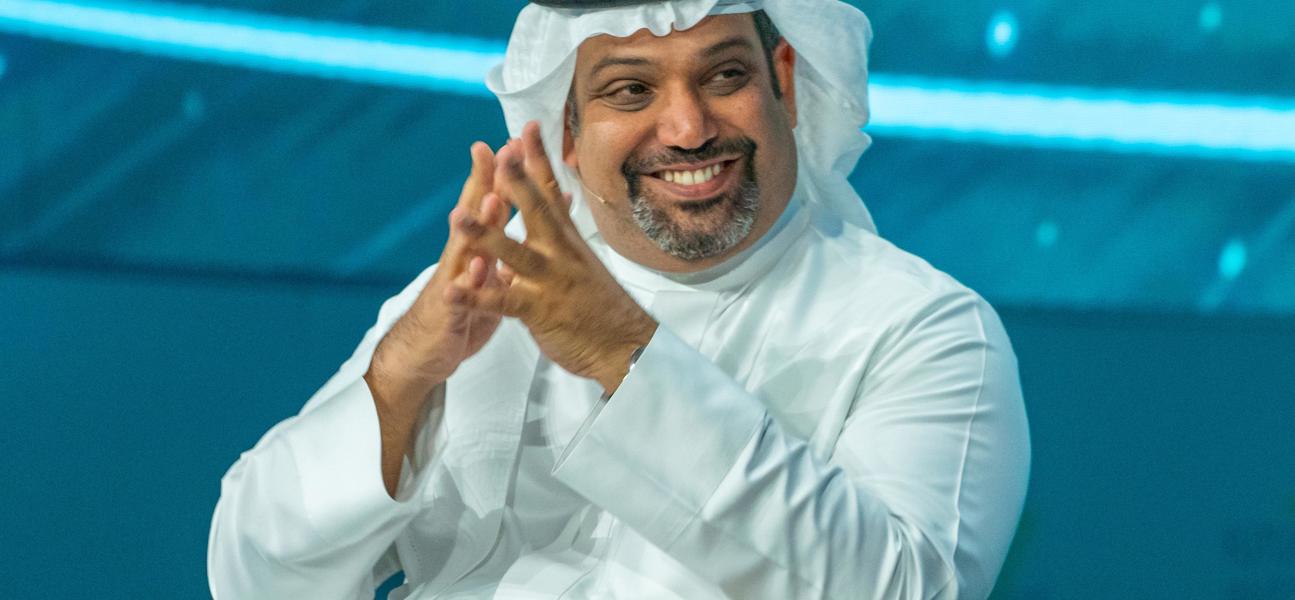 في إطار ترؤس معاليه وفد مملكة البحرين المشارك في منتدى 