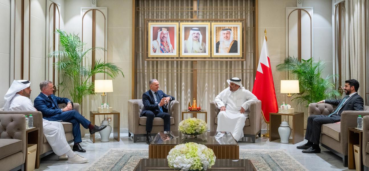 معالي وزير المالية والاقتصاد الوطني يستقبل رئيس مجلس الأمناء وعضو المجلس الاستشاري للمعهد الدولي للدراسات الاستراتيجية