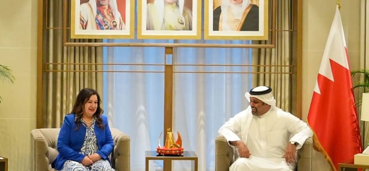معالي وزير المالية والاقتصاد الوطني يستقبل رئيسة جمعية الصداقة البرلمانية الكندية البحرينية