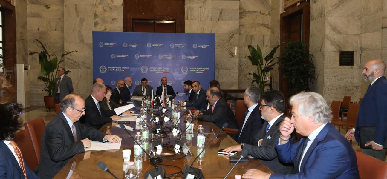 معالي وزير المالية والاقتصاد الوطني يلتقي وزير الشركات وصُنع في إيطاليا