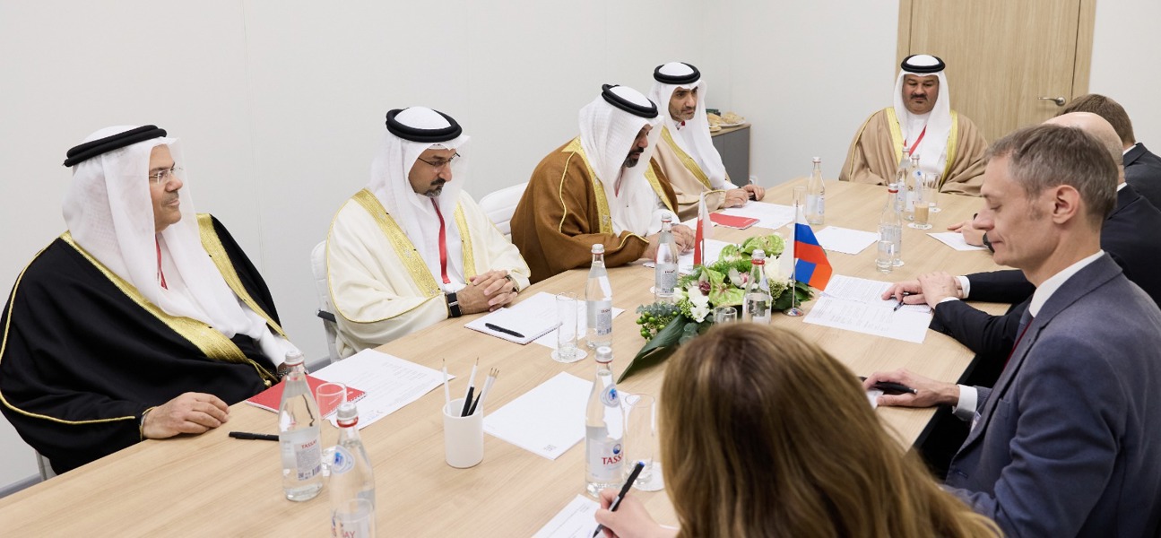 في إطار ترؤس معاليه وفد مملكة البحرين في منتدى سانت بطرسبورغ الاقتصادي الدولي 2026..