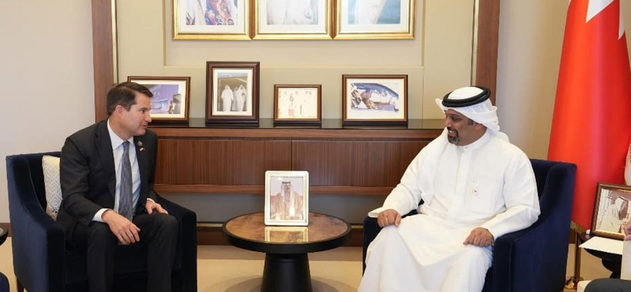 معالي وزير المالية والاقتصاد الوطني يستقبل عضو  الكونغرس الأمريكي سيث مولتون