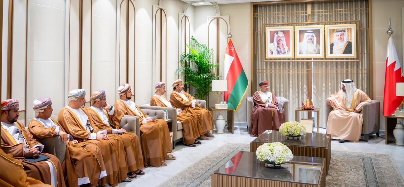معالي وزير المالية والاقتصاد الوطني يؤكد على العلاقات التاريخية والروابط الأخوية التي تجمع بين مملكة البحرين وسلطنة عمان والتي عززها التعاون البنّاء والعمل المشترك في مختلف المجالات