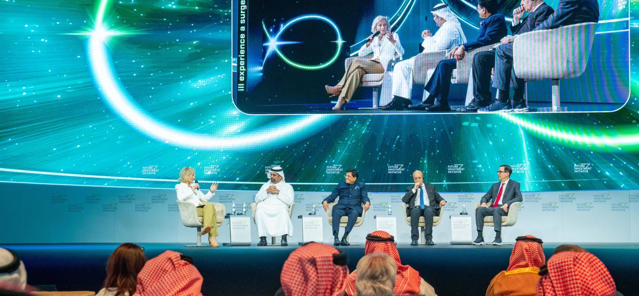في إطار ترؤس معاليه وفد مملكة البحرين المشارك في منتدى 