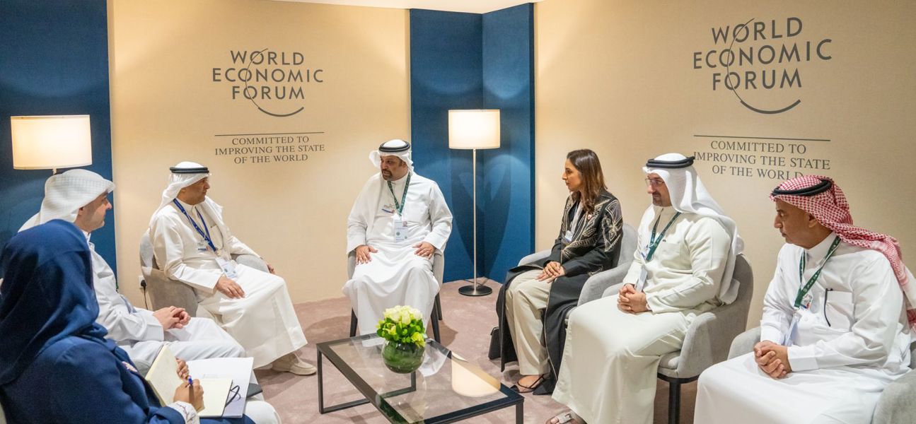 في إطار مشاركة معاليه في المنتدى الاقتصادي العالمي بالرياض.. معالي وزير المالية والاقتصاد الوطني يلتقي الأمين العام لمجلس التعاون لدول الخليج العربية