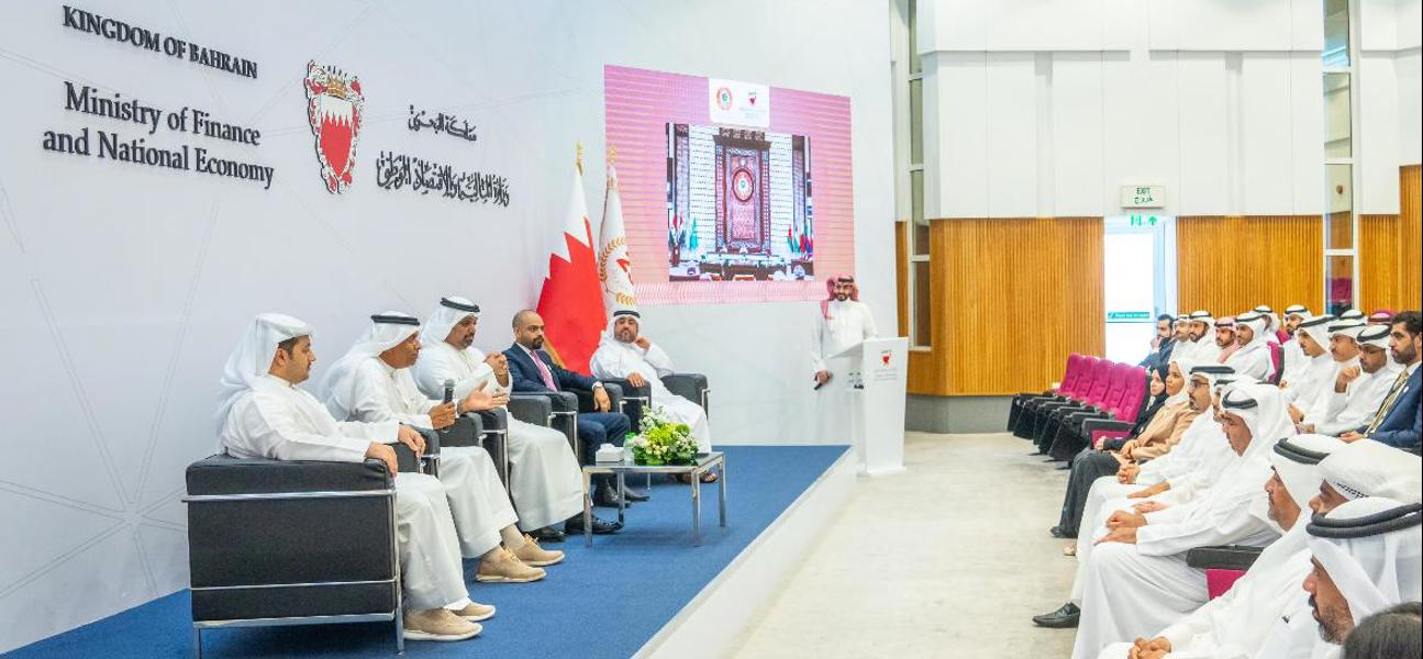 معالي وزير المالية والاقتصاد الوطني يلتقي منتسبي الوزارة المشاركين في تنظيم القمة العربية في دورتها الثالثة والثلاثين بمملكة البحرين