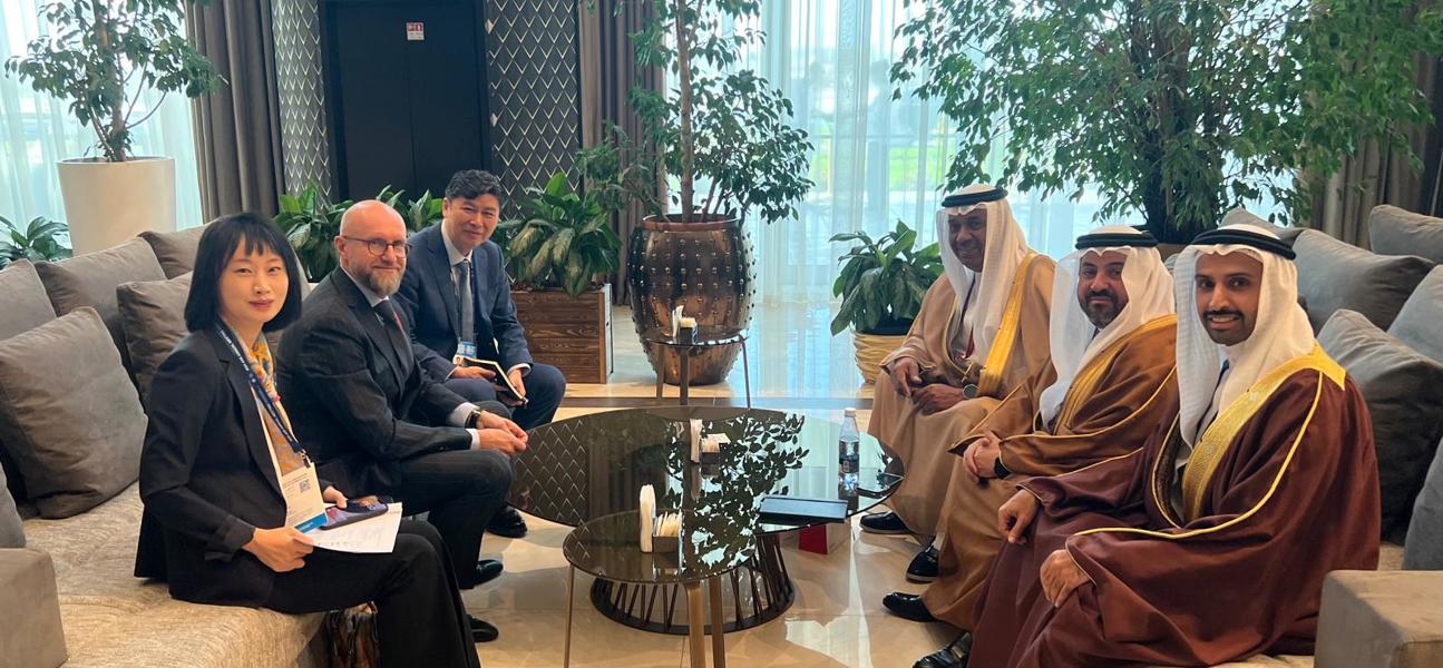 وكيل الوزارة للشؤون المالية يجتمع مع نائب رئيس البنك الآسيوي للاستثمار في البنية التحتية لعمليات الاستثمار