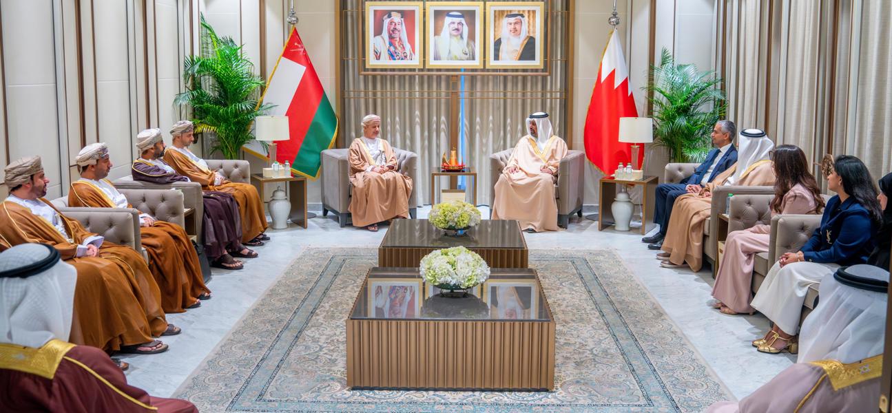لدى استقباله معالي وزير المالية بسلطنة عمان.. معالي وزير المالية والاقتصاد الوطني يؤكد على الحرص المتبادل على مواصلة تطوير العلاقات البحرينية العمانية والدفع بها نحو آفاق أرحب
