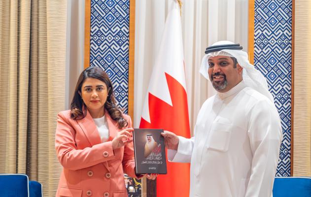معالي وزير المالية والاقتصاد الوطني يستقبل الكاتبة نورة الفيحاني ويتسلّم نسخة من كتابها بعنوان 
